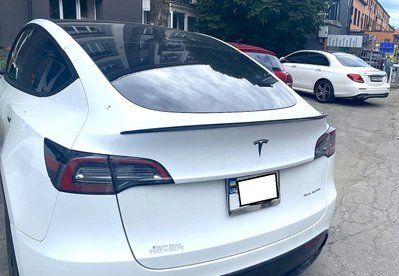 Спойлер чорний глянець Tesla Model Y 2020-2024 тонкий / ABS-пластик 656735 фото