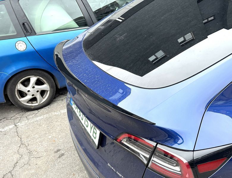 Спойлер чорний глянець Tesla Model Y 2020-2024 тонкий / ABS-пластик 656735 фото